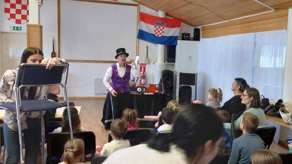Mađioničar Gregory oduševio djecu u  prostorijama Croatie Helsingborg, mališani nakon njegovog nastupa sudjelovali u radionici i  folkloru