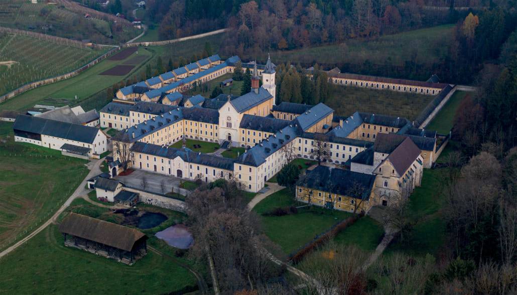 U jednom mjestu u Sloveniji, redovnici žive pustinjački u tišini