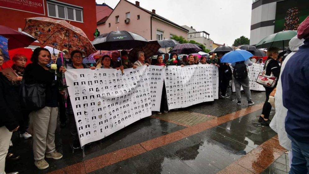 Obilježen 'dan bijelih traka' i odana počast tisućama ubijenih u Prijedoru