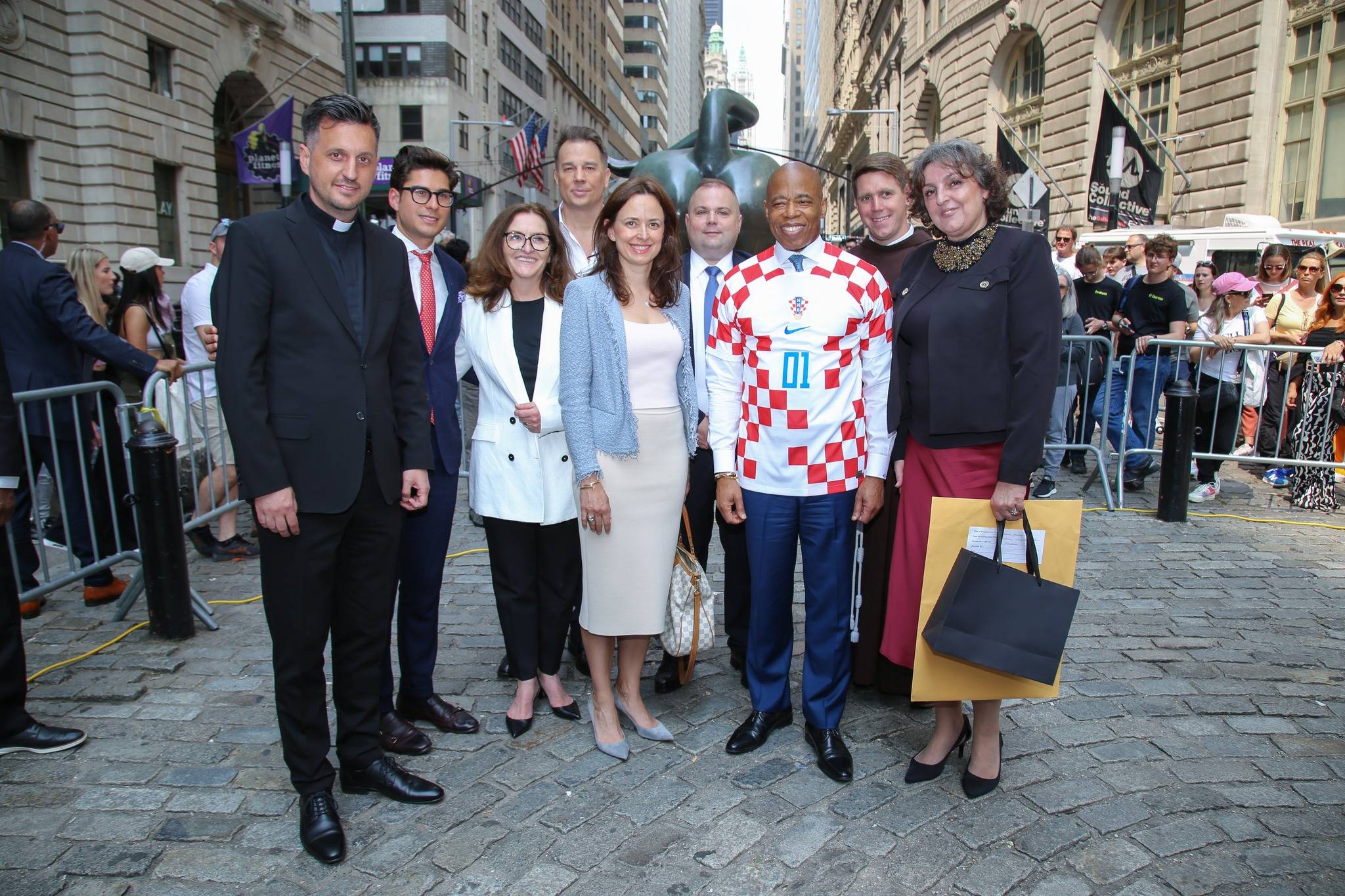 Gradonačelnik New Yorka ERIC ADAMS u hrvatskom dresu svečano proglasio Dan hrvatske baštine