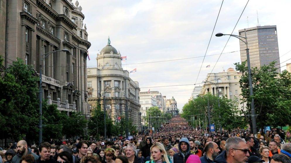 Deseci tisuća prosvjednika protiv nasilja blokirali važnu prometnicu u Beogradu
