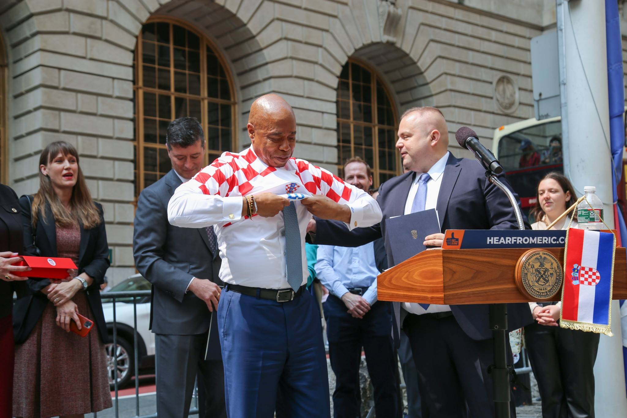 Gradonačelnik New Yorka ERIC ADAMS u hrvatskom dresu svečano proglasio Dan hrvatske baštine