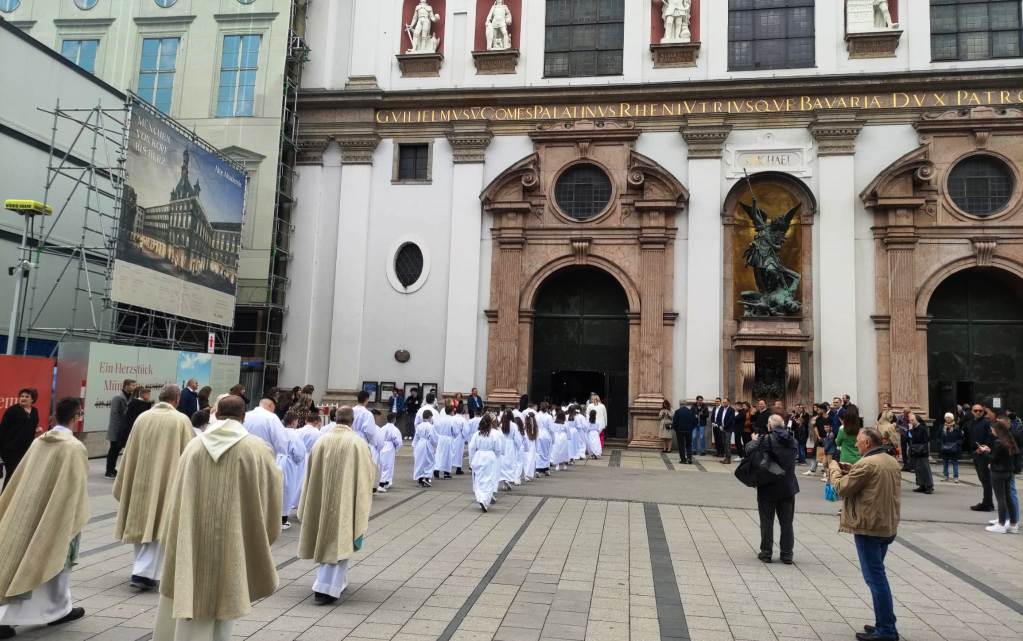 U Münchenu održana Prva sveta pričest za 154 djece u najmnogoljudnijoj hrvatskoj župi izvan domovine