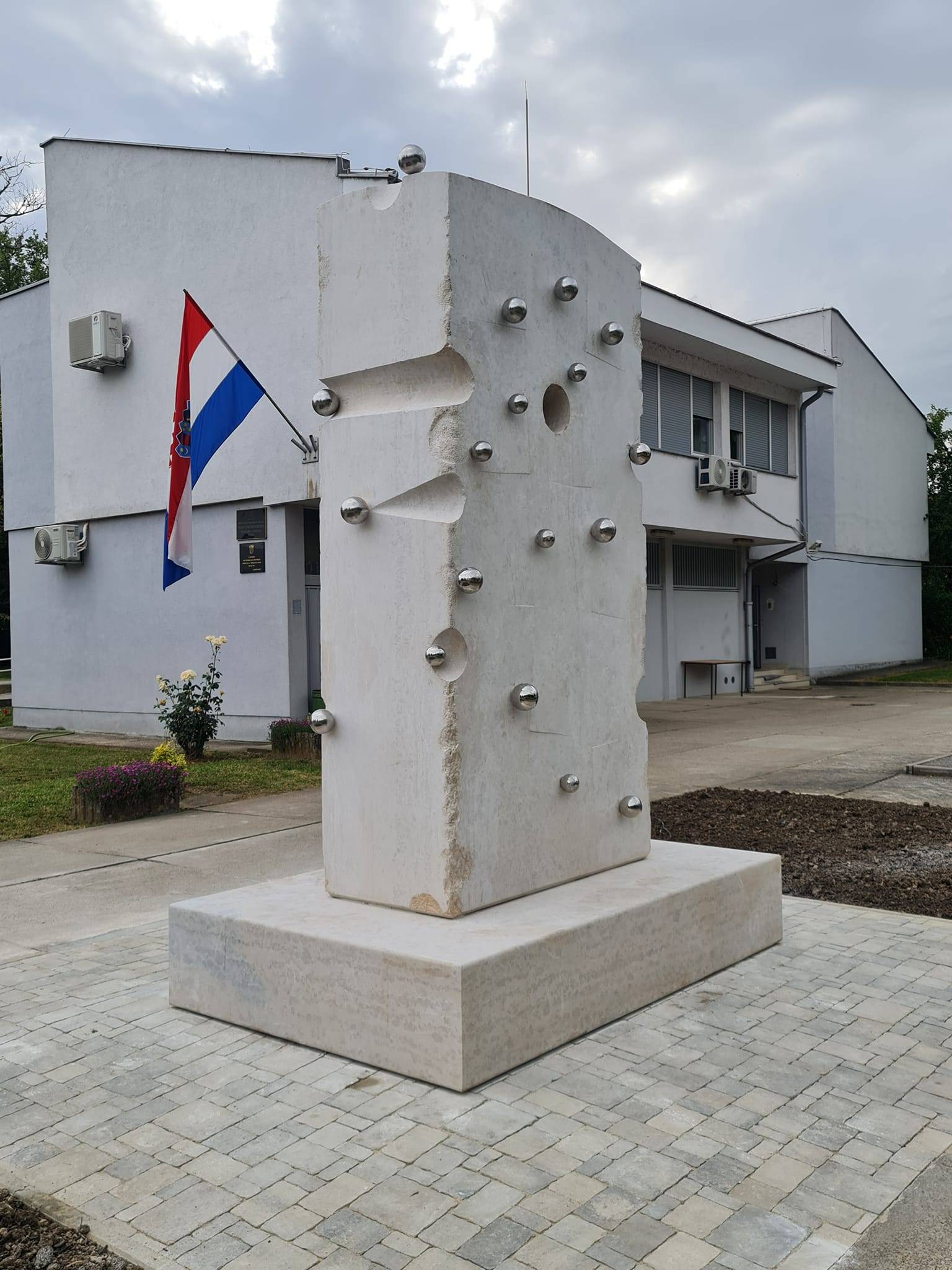 HRVATSKI AKADEMSKI KIPAR IVAN KUJUNDŽIĆ: Usprkos spletkama oko protokola i otkazivanja svečanog otkrivanja, Spomenik Domovini je postavljen i trajno će ostati na autentičnoj poziciji u Glini