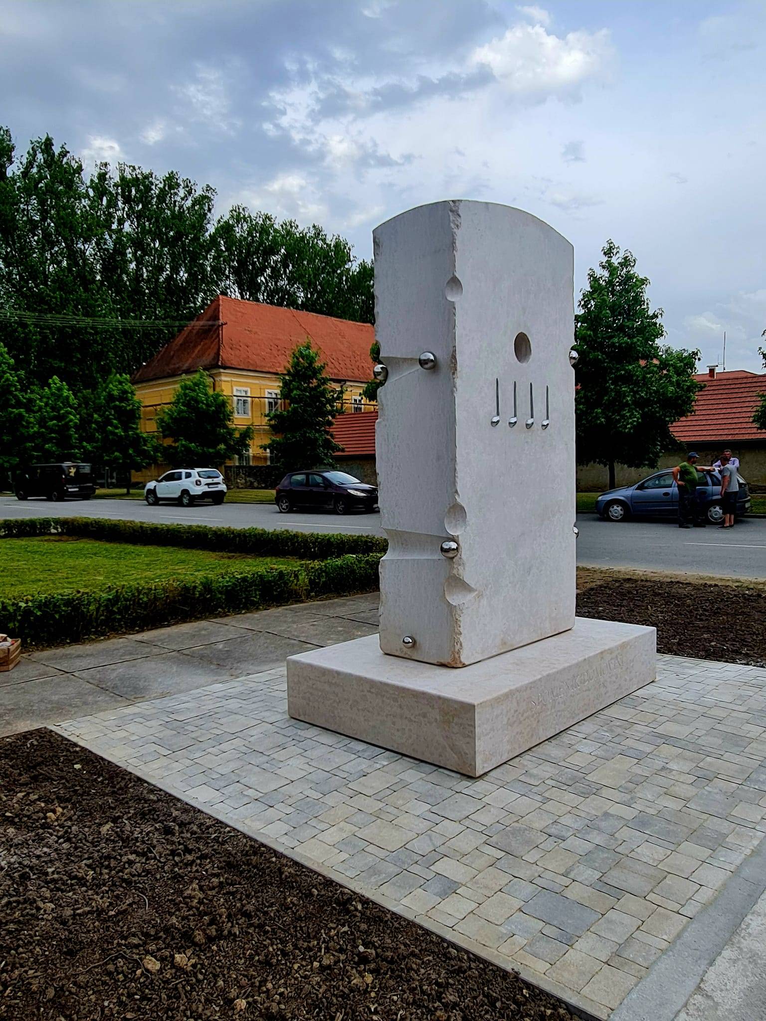 HRVATSKI AKADEMSKI KIPAR IVAN KUJUNDŽIĆ: Usprkos spletkama oko protokola i otkazivanja svečanog otkrivanja, Spomenik Domovini je postavljen i trajno će ostati na autentičnoj poziciji u Glini