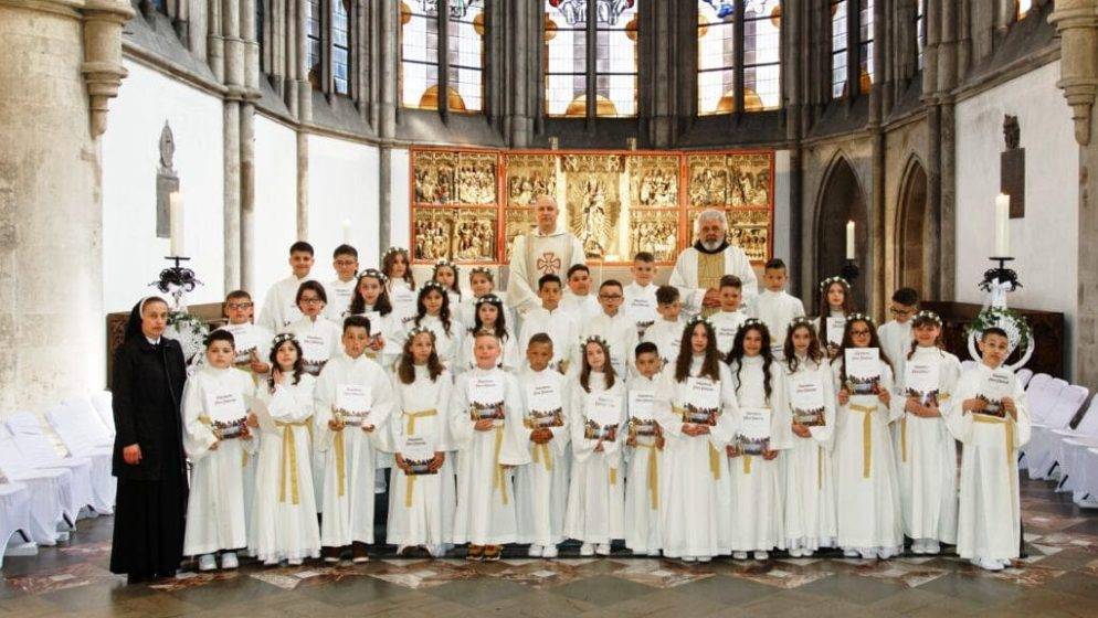 Prvu svetu pričest u Hrvatskoj katoličkoj misiji Köln primilo 33 mališana