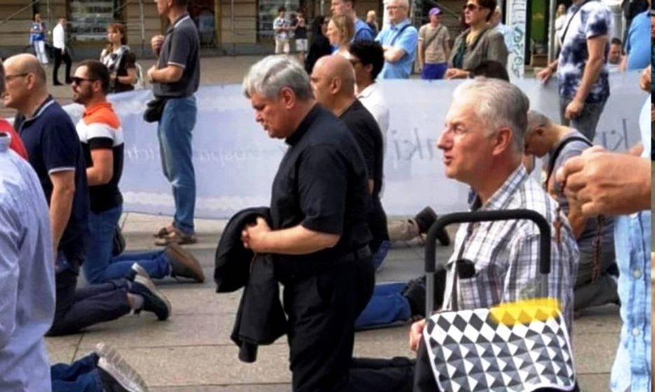 Biskup Vlado Košić pridružio se moliteljima Gospine krunice na središnjem Trgu u Zagrebu