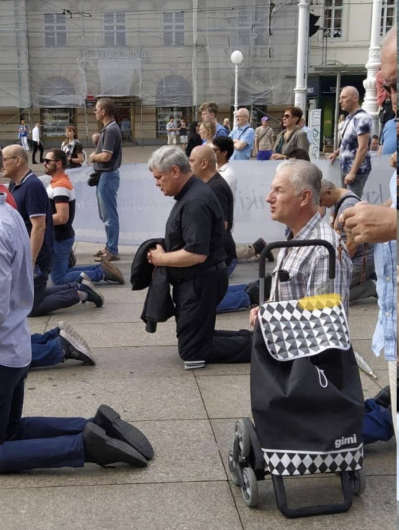Biskup Vlado Košić pridružio moliteljima Gospine krunice na središnjem trgu u Zagrebu