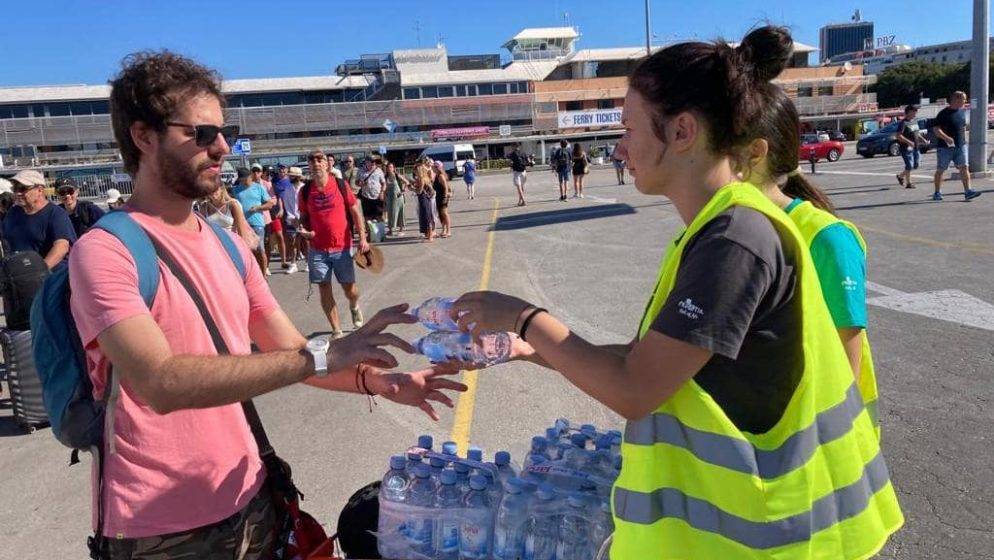 Brojne turiste dočekale bočice vode s porukom dobrodošlice 'Welcome to Croatia'
