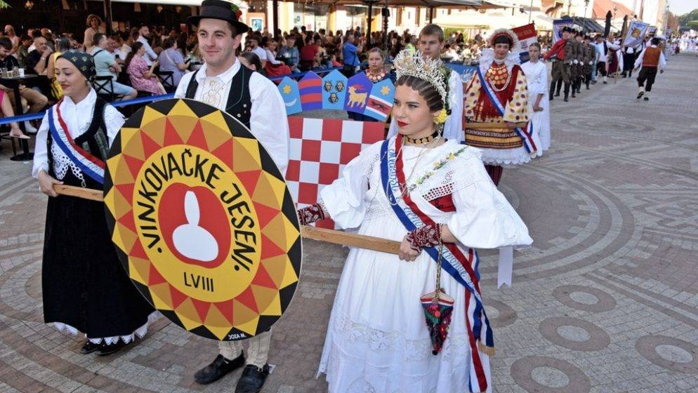 U svečanom mimohodu Vinkovačkih jeseni nekoliko tisuća folkloraša iz svih krajeva Hrvatske i dijaspore