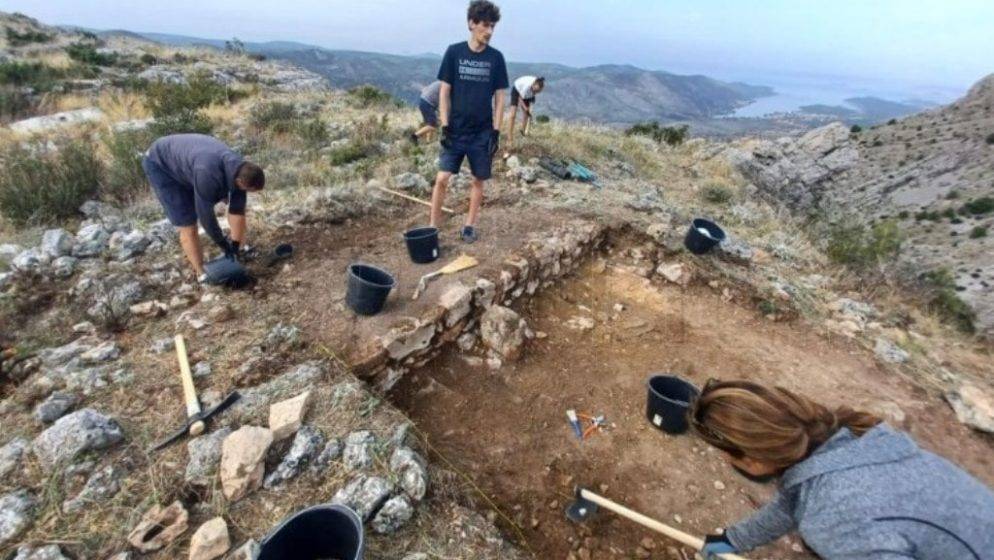 Na brdu iznad Grebaštice pronađeni ostaci bedema, grobovi, kameni ulomci
