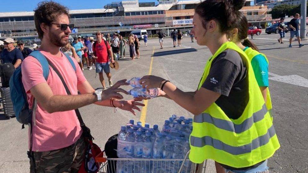 Brojne turiste dočekale bočice vode s porukom dobrodošlice 'Welcome to Croatia'