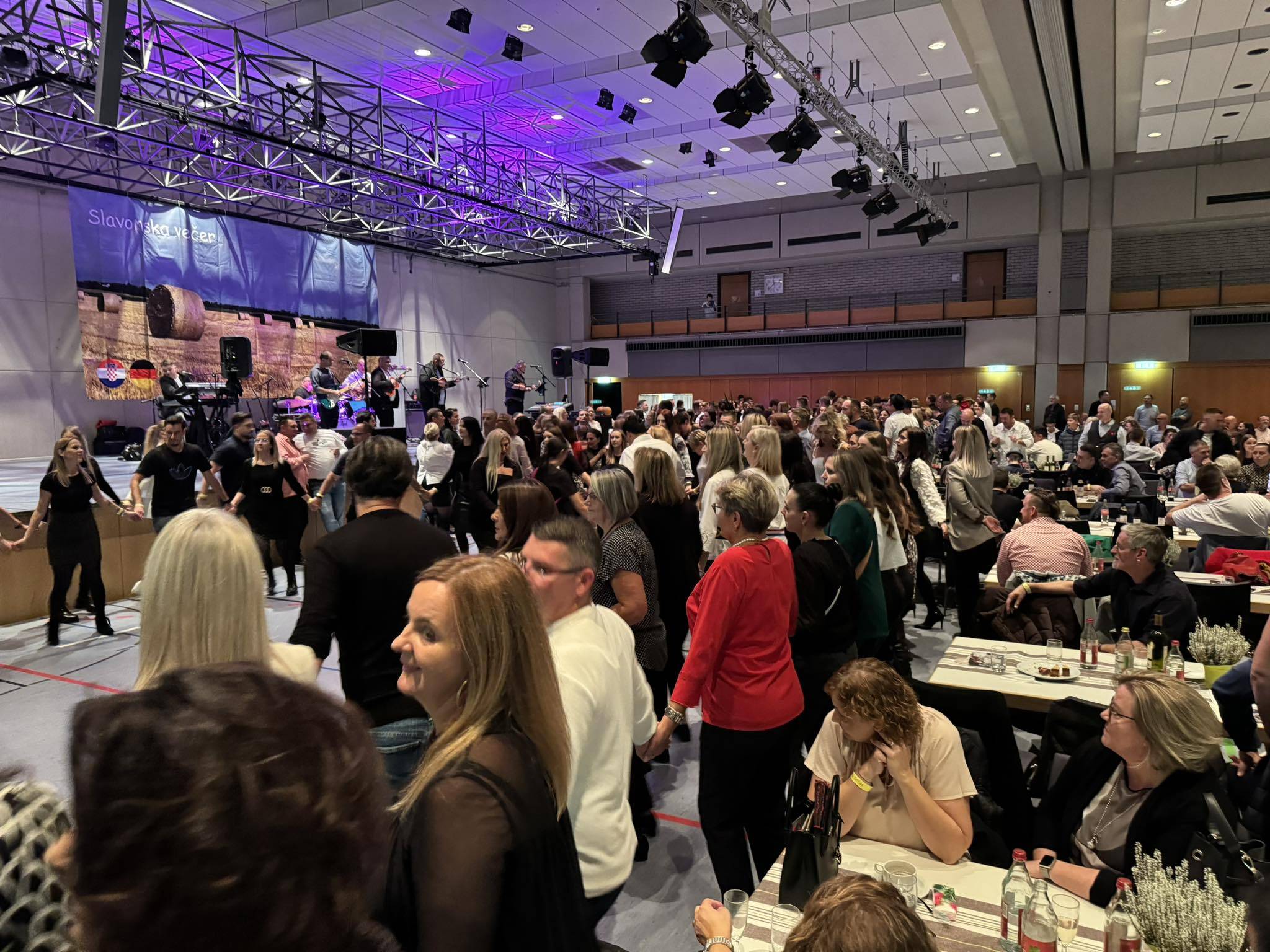 HRVATI IZVAN REPUBLIKE HRVATSKE ČUVAJU SVOJE OBIČAJE! Raskošni mozaik plesa, pjesme i običajne baštine 'začinio' veliku tradicionalnu feštu u Gerlingenu