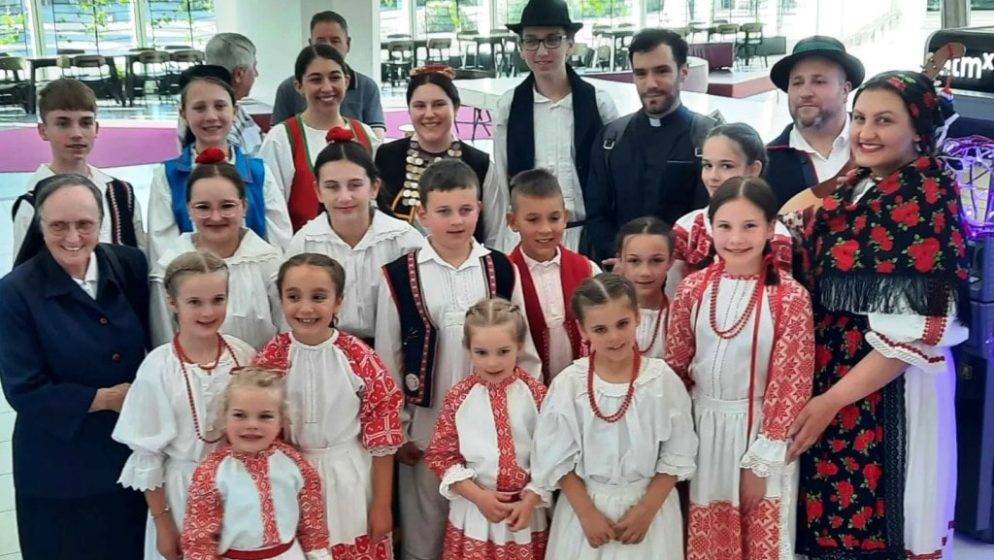 Svečano dočekan novi svećenik u Hrvatskoj zajednici Adelaide: Vlč. Luku Poljaka srdačno pozdravili članovi folklornog društva Lenek