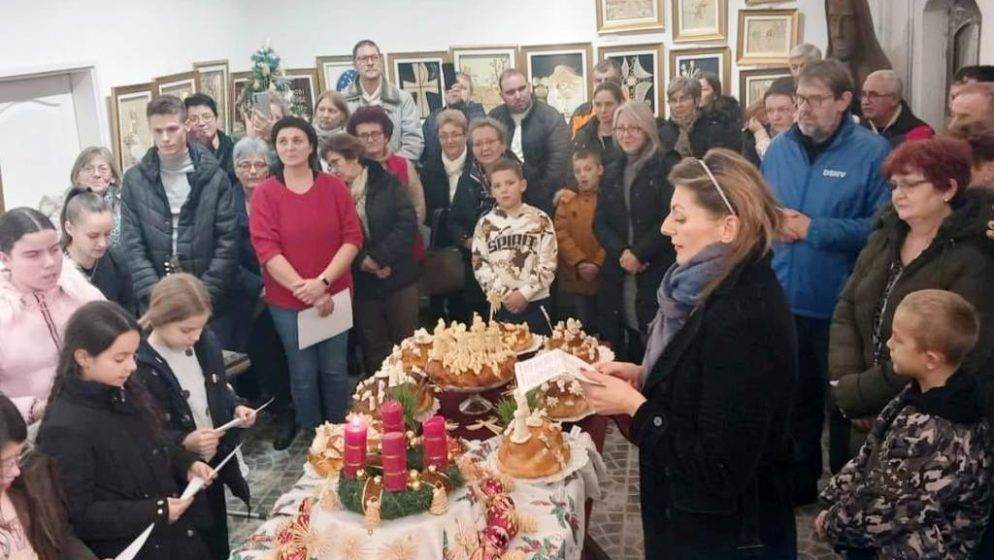 U Tavankutu zablistala božićna čarolija: Izložba božićnjaka okupila hrvatsku zajednicu u Srbiji