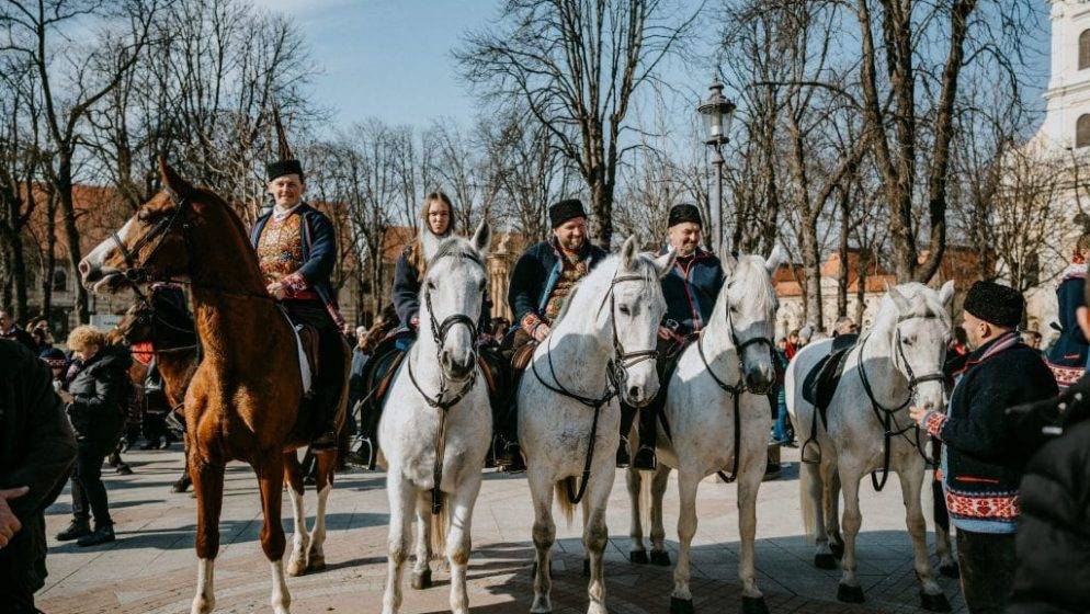 Pedesetak jahača projahalo u Vinkovcima u sklopu 21. Vinkovačkog pokladnog jahanja, tradicijskog običaja koji se od Sveta Tri kralja do početka Korizme održava u Slavoniji