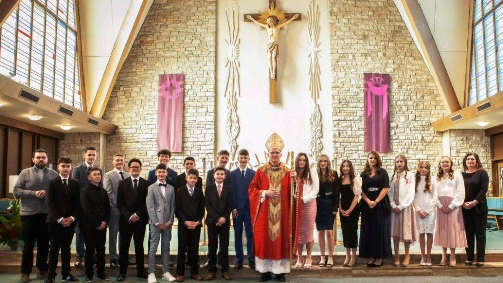 U Hamiltonu, devetnaest mladih Hrvata primilo je sakrament svete potvrde po rukama nadbiskupa mons. Petra Rajiča