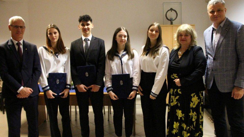 U Pečuhu su učenici 11. razreda pečuške hrvatske gimnazije dobili državne stipendije