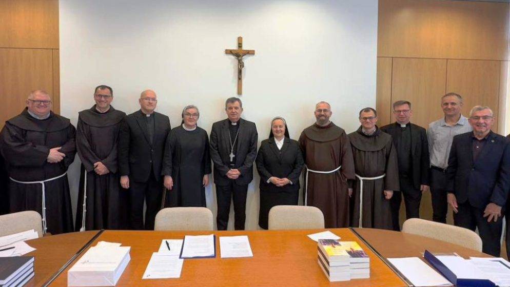 U sjedištu Hrvatske biskupske konferencije održana je godišnja sjednica Vijeća HBK i BK BiH za hrvatsku inozemnu pastvu koja obuhvaća 181 hrvatsku katoličku župu i misiju diljem svijeta