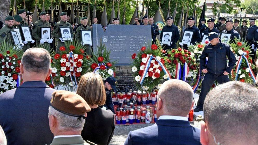 U Borovu obilježena 33. godišnjica ubojstva 12 redarstvenika. Ministar Božinović: ‘Ovo je jedan od najokrutnijih, najpodmuklijih i nasvirepijih zločina tijekom Domovinskog rata’