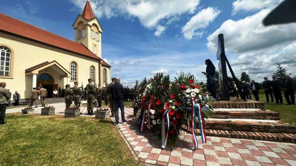 Svetom misom zadušnicom i polaganjem vijenaca obilježen je Dan sjećanja na poginule, nestale i ranjene hrvatske branitelje Bijelog Brda kod Dervente