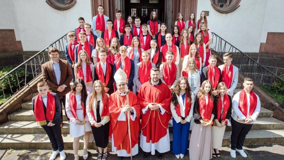 Svečano u Hrvatskoj katoličkoj misiji Gießen – sakrament svete potvrde primilo 42 krizmanika