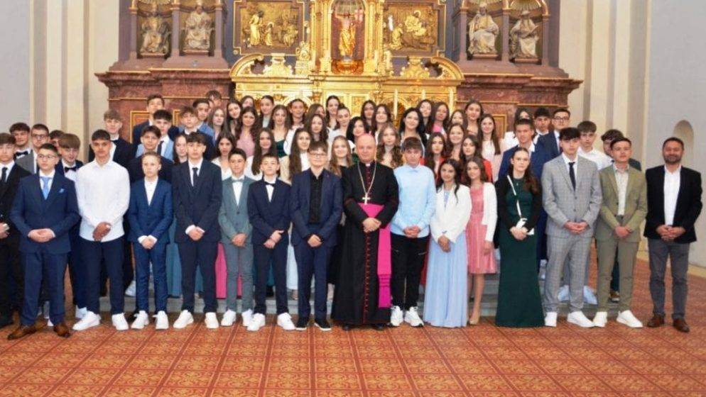 Srijemski biskup Fabijan Svalina podijelio sakrament potvrde za 65 mladih članova HKM Graz