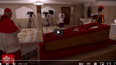 Vatikan objavio prve fotografije tijela pape Franje u lijesu