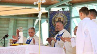 Nadbiskup Hranić: Moćnici svijeta se poigravaju s malim narodima, ne može se nasilno oteti tuđe