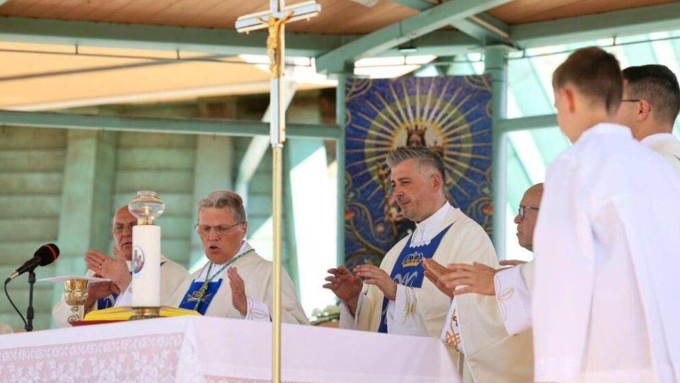 Nadbiskup Hranić: Moćnici svijeta se poigravaju s malim narodima, ne može se nasilno oteti tuđe