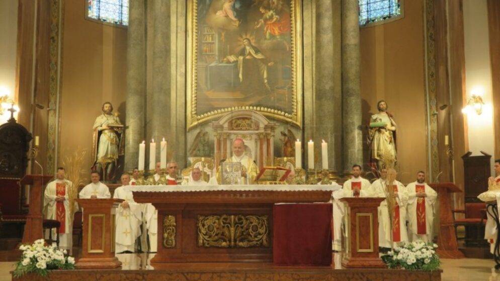 Više tisuća bačkih Hrvata na tradicijskom okupljanju kod svetišta Bunarić