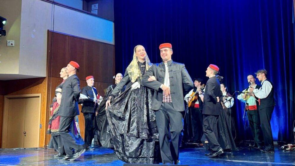 Hrvatski folklor oduševio u Mađarskoj – FA Jedinstvo nastupilo na Manjinskom gala koncertu