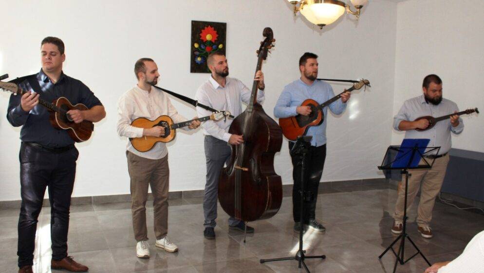 Tjedan Hrvata u Velikoj Kaniži zaključen koncertom tamburaškog sastava STOBOŠ