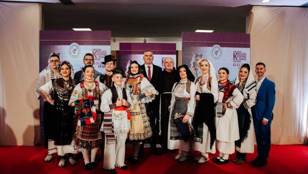 U Mostaru 20-ak kulturno-umjetničkih društava iz cijele Bosne i Hercegovine predstavilo nošnje krajeva iz kojih dolaze: Orašja, Usore, Tuzle, Vareša, Jajca, Bugojna, Novog Travnika...