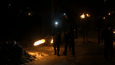 U novom dokumentarnom filmu ‘Tko će palit kugle?’, kroz igrano-dokumentarnu formu, dvojac etnoforenzičara, potaknut signalom s mobilne aplikacije ‘etnoalarm’, hitno dolazi u Cistu Veliku