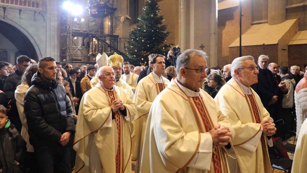 Nakon pet godina misa polnoćka ponovno slavljena u Zagrebačkoj katedrali! Nadbiskup Kutleša: 'Iz ruševina može niknuti nada'