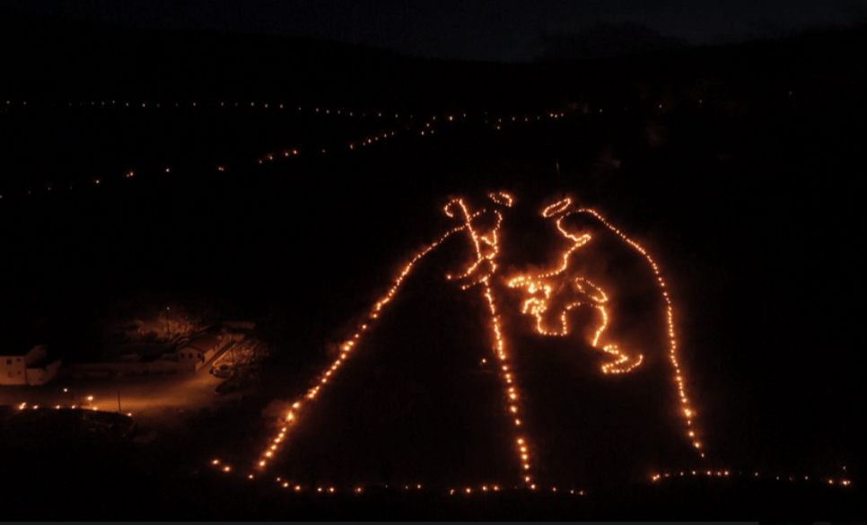 U novom dokumentarnom filmu 'Tko će palit kugle?', kroz igrano-dokumentarnu formu, dvojac etnoforenzičara, potaknut signalom s mobilne aplikacije 'etnoalarm', hitno dolazi u Cistu Veliku