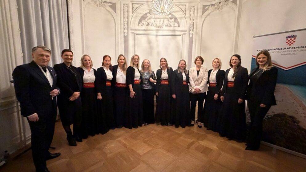 Hrvati u Hamburgu uoči Božića ugostili klapu Neverin, prezentirani i eksponati tradicijskih drvenih igračaka iz Hrvatskog zagorja