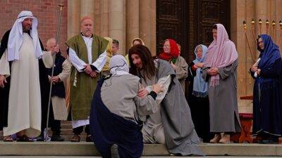 Ispred đakovačke katedrale uprizorena muka i smrt Isusa Krista, izvelo ju 70 glumaca iz zaprešićke župe svetog Petra apostola