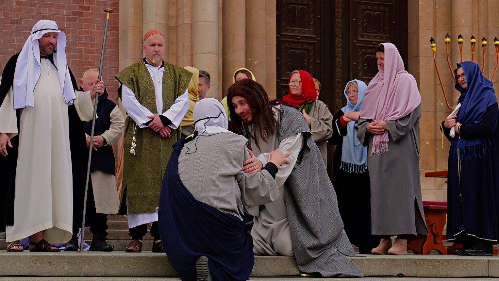 Ispred đakovačke katedrale uprizorena muka i smrt Isusa Krista, izvelo ju 70 glumaca iz zaprešićke župe svetog Petra apostola