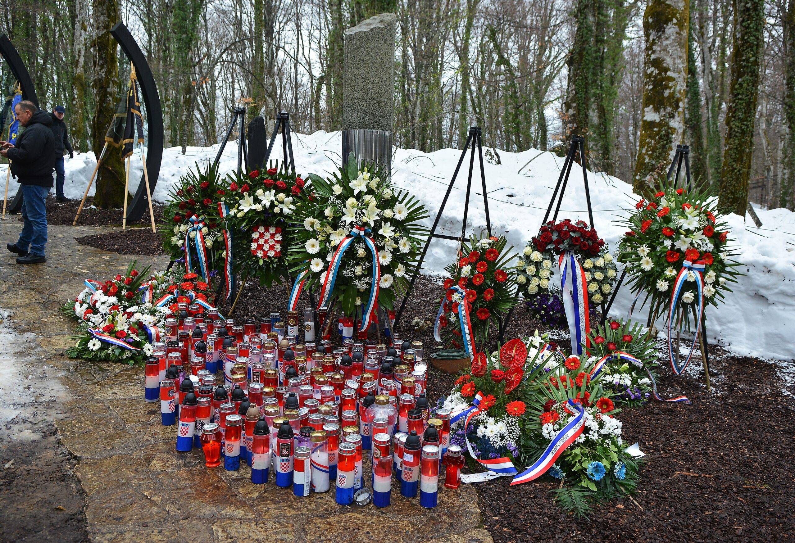 Na Plitvičkim jezerima danas je obilježena 35. godišnjica akcije "Plitvice" odavanje počasti Josipu Joviću, prvom poginulom hrvatskom redarstveniku na početku Domovinskog rata.