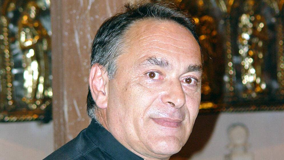 Dvadeset godina kasnije, njegovo ime ne blijedi – KotorArt ovogodišnje otvaranje posvećuje don Branku Sbutegi (8.4.1952. – 27.4.2006.)