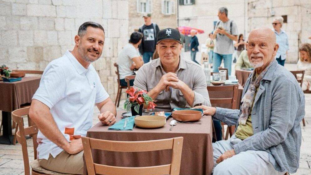 John Malkovich otkriva čari Hrvatske! Gdje je sve boravio, što ga je potpuno osvojilo i zašto ga je hrvatski način života posebno inspirirao?