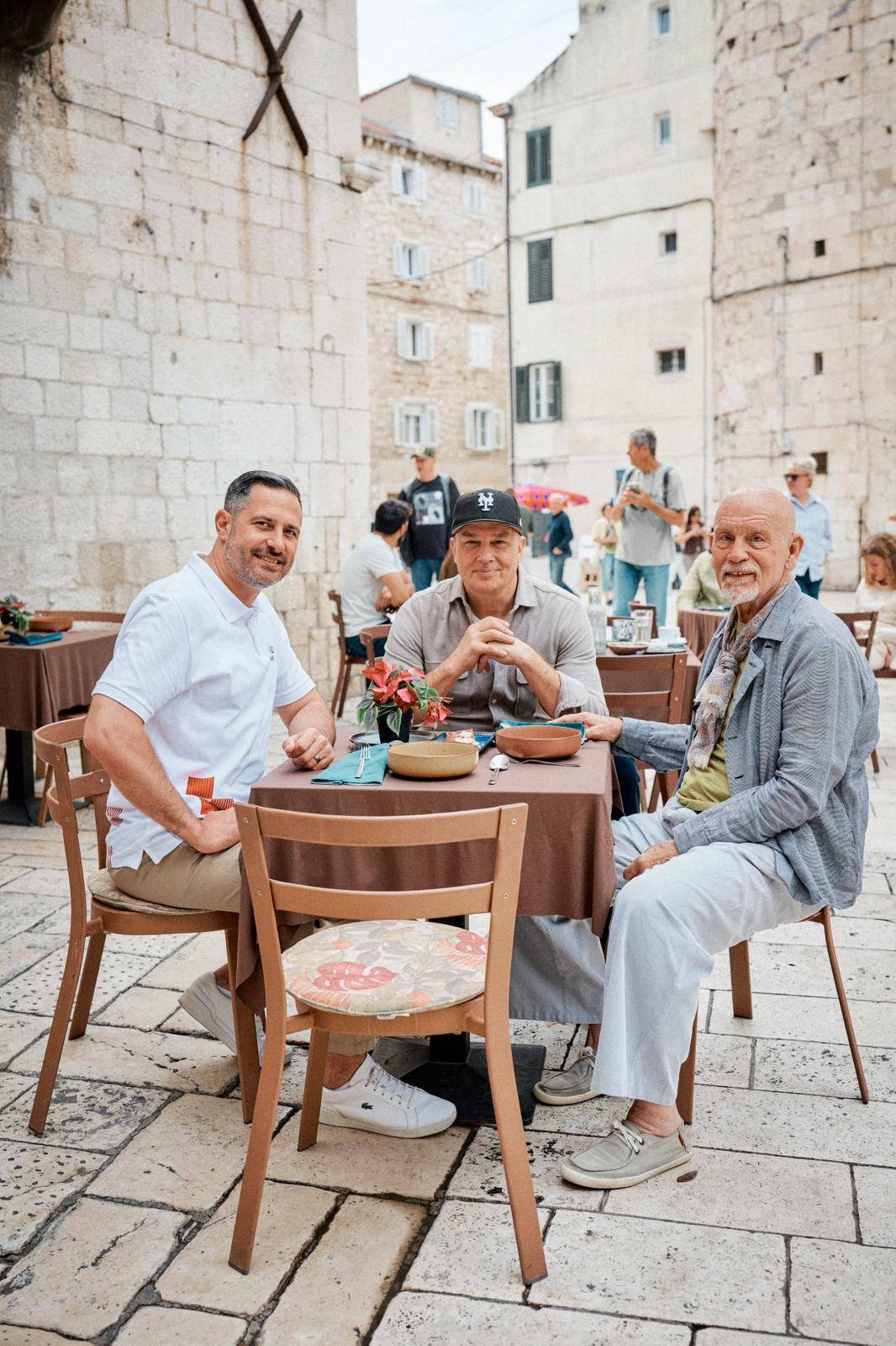 John Malkovich otkriva čari Hrvatske! Gdje je sve boravio, što ga je potpuno osvojilo i zašto ga je hrvatski način života posebno inspirirao?