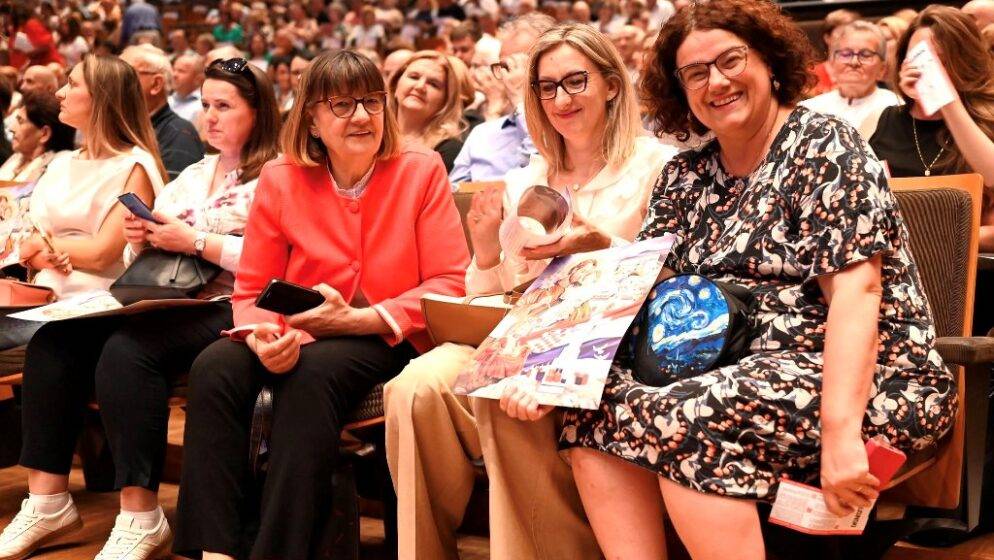 Mr. sc. Zdravka Bušić, predsjednica Odbora za Hrvate izvan Republike Hrvatske poručila: Koncert ‘Doma je najljepše – Vjera, Obitelj, Domovina’ je prekrasan susret domovinske i iseljene Hrvatske, ispunjen vjerom, domoljubljem i zajedništvom