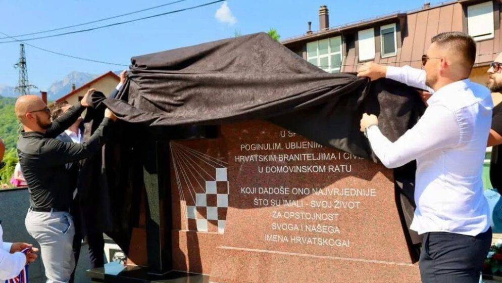 Dostojanstveno obilježen Dan sjećanja u Konjicu: Otkriveno spomen-obilježje poginulim hrvatskim braniteljima i civilnim žrtvama