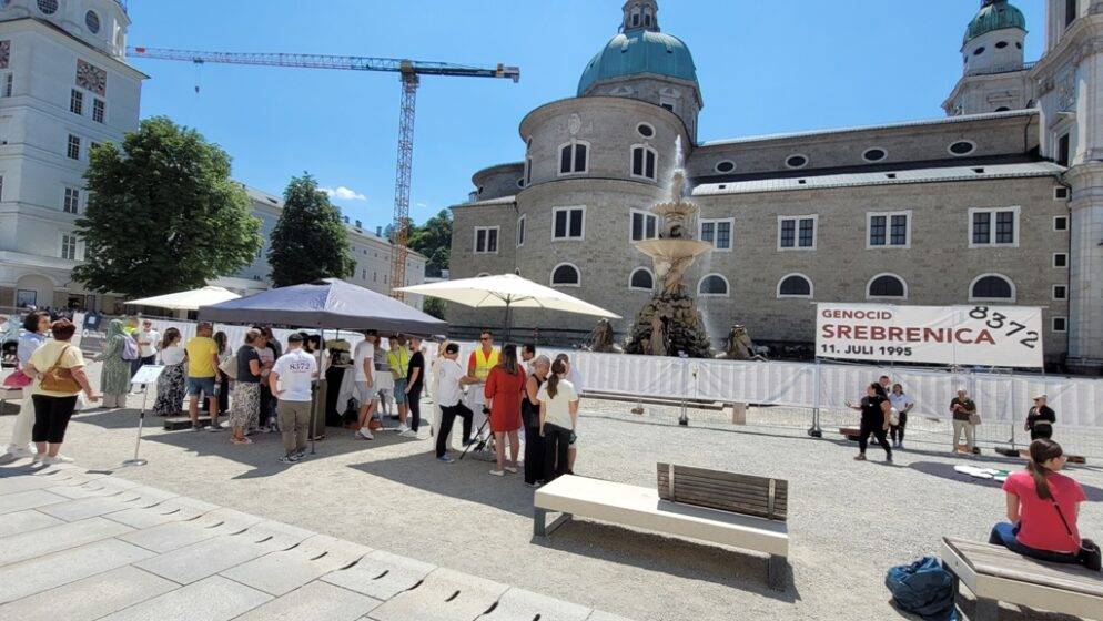 Da se nikad ne zaboravi: U središtu Salzburga odana počast žrtvama genocida u Srebrenici