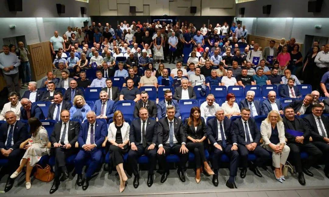 Vlada RH nastavlja snažnu potporu Hrvatima u BiH: U Orašju uručeno 276 ugovora vrijednih više od 7 milijuna eura