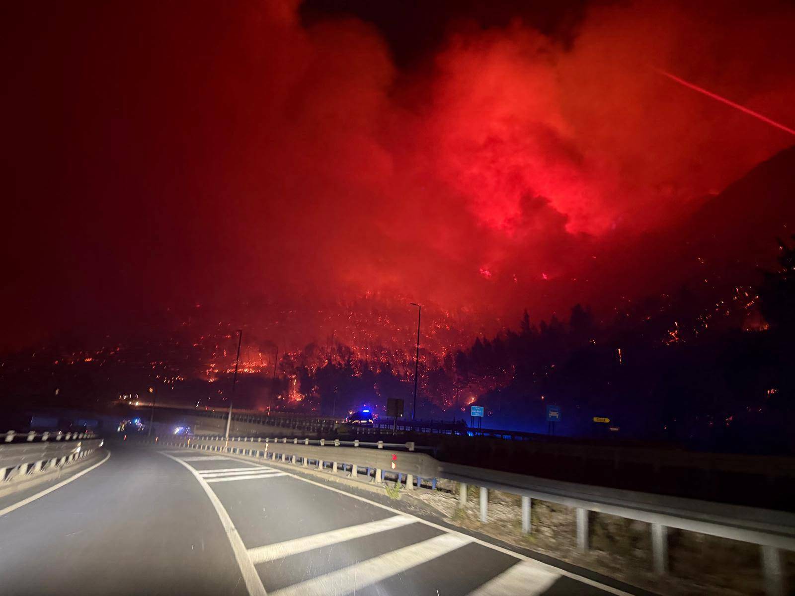 Spašeno 194 ljudi koji su bježali u more pred požarom u makarskom primorju