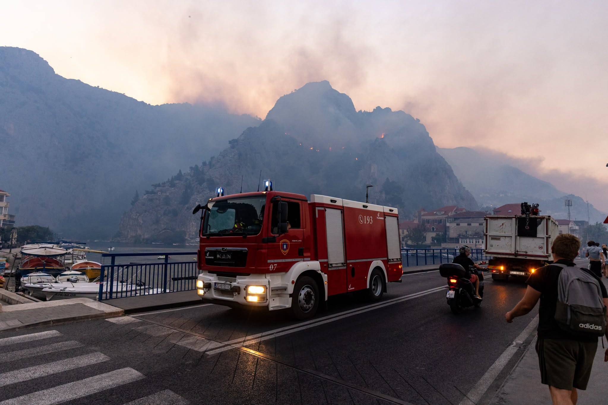 Spašeno 194 ljudi koji su bježali u more pred požarom u makarskom primorju